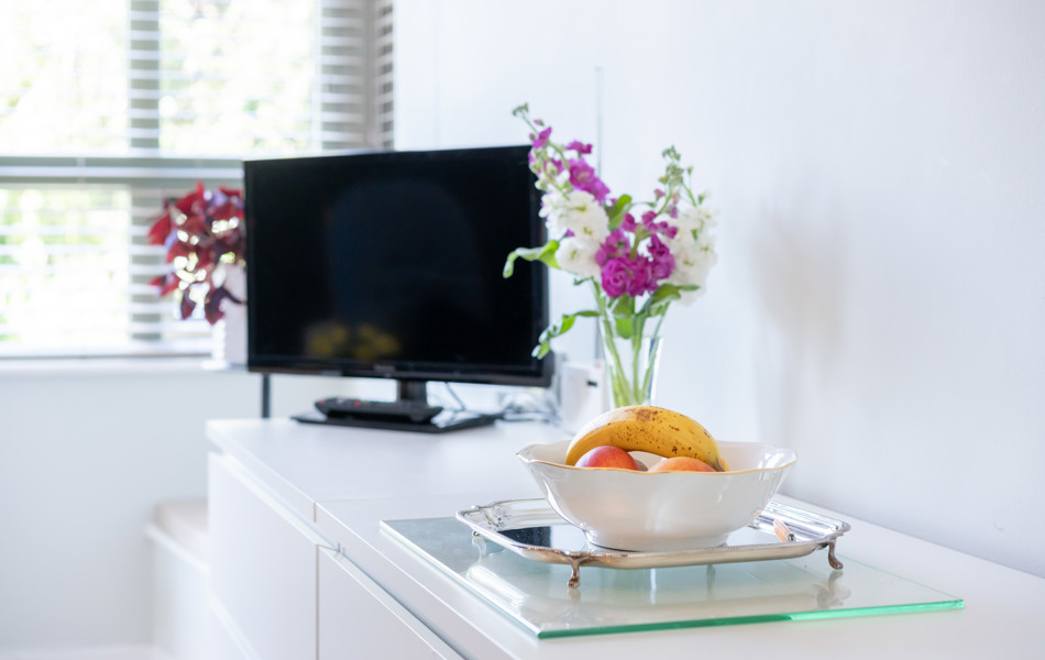 TV And Drawers In Bedroom At Carnarvon House