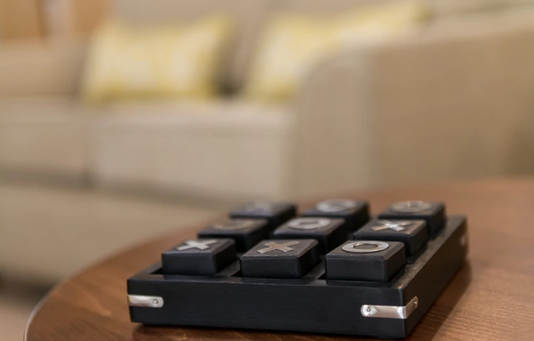 Noughts and crosses board game