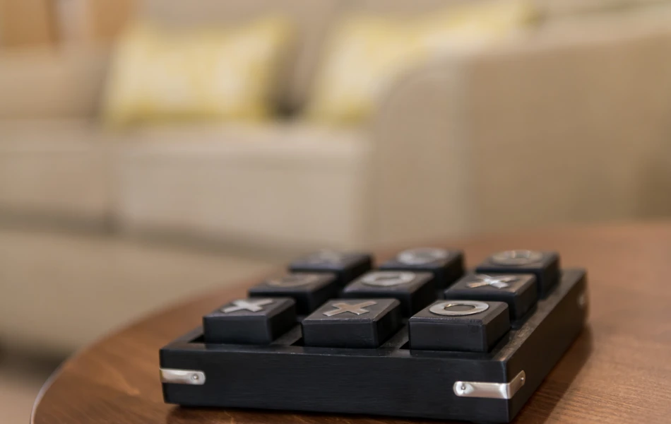 Noughts and crosses board game