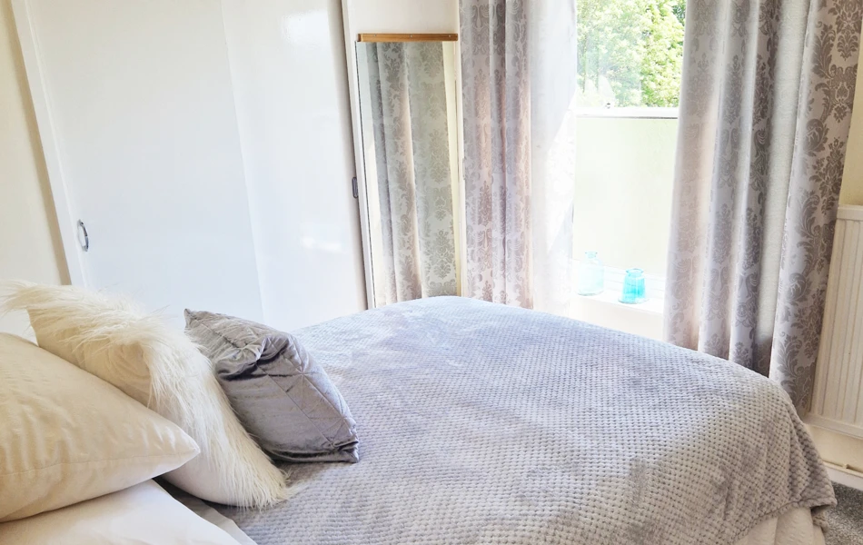 Bright, Beautiful Resident Bedroom At Ivy House